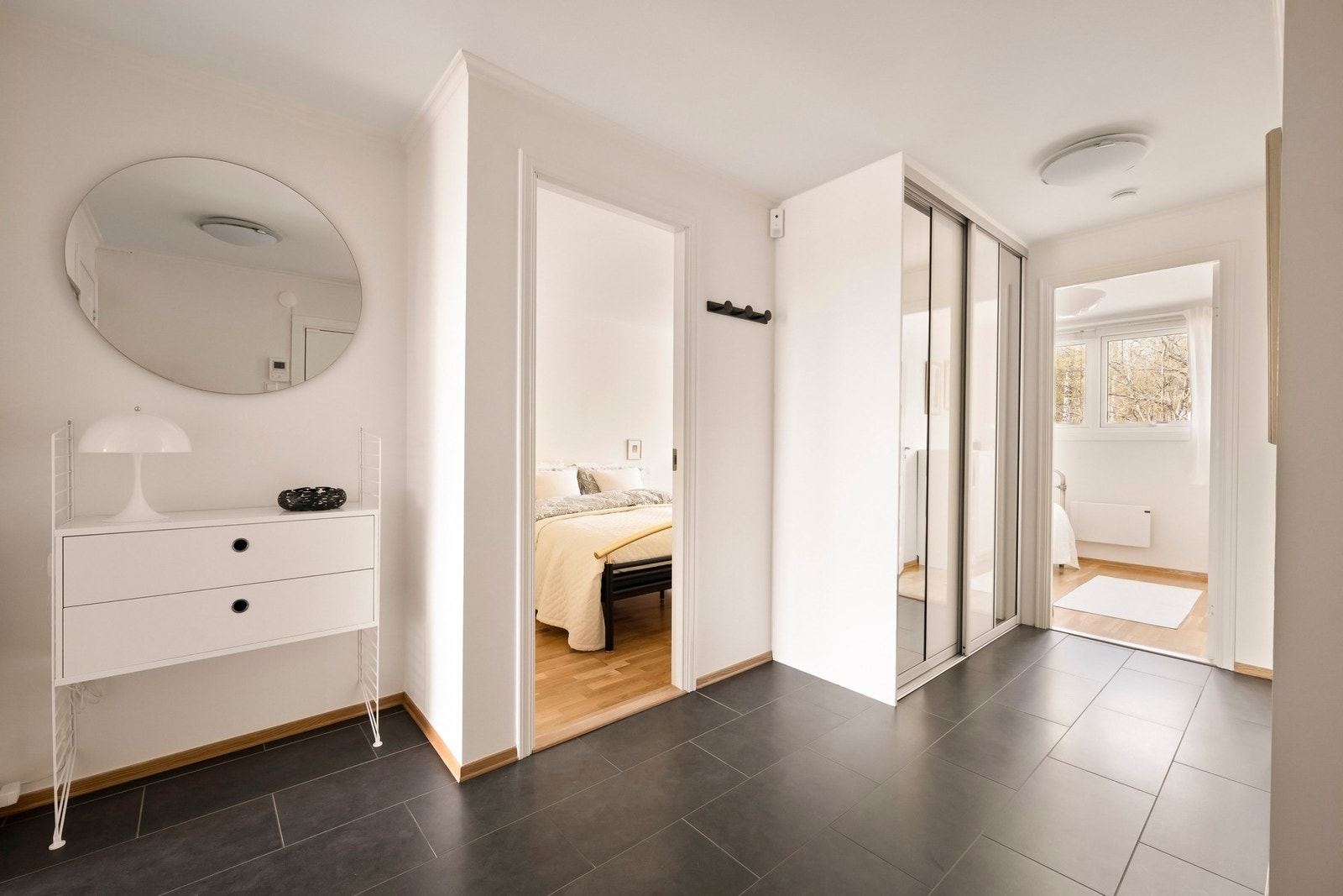 Det er satt inn en skyvedørsgarderobe med speilfronter med god plass til å henge fra seg yttertøyet, som medfølger salget. Galleribilde