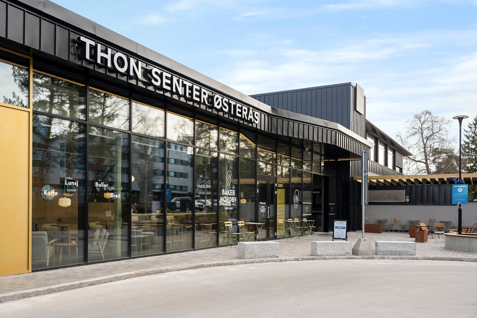 Thon Senter Østerås ligger innen kort gangavstand - Her finner man butikker og helsetjenester, blant annet bakeri, Vinmonopolet, legekontor, dagligvarebutikk, og mye mer. Galleribilde