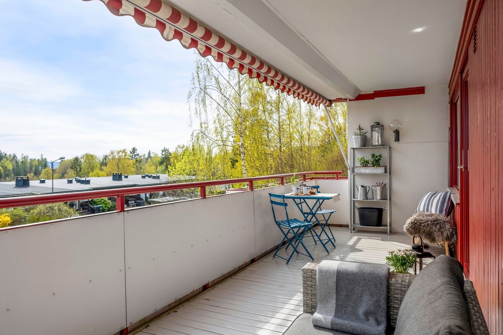 Balkongen er overbygget og utstyrt med markise, slik at stuen skjermes for direkte sol og holdes sval om sommeren når solen står høyest på himmelen. Galleribilde