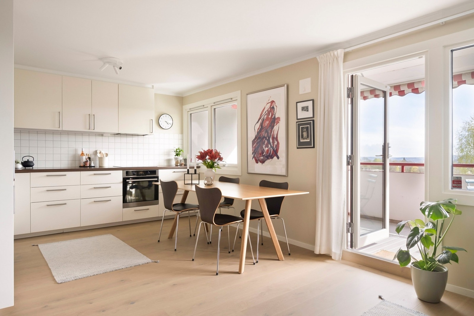 Kjøkkenet ligger i en åpen og sosial løsning med stuen - perfekt for sosiale sammenkomster. Galleribilde