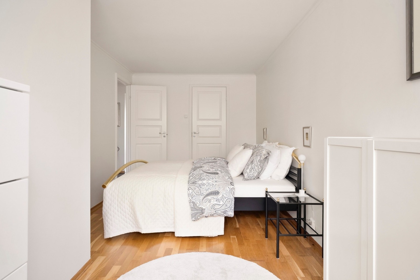 I tilknytning til soverommet finner du en innvendig bod som passer utmerket som en walk-in garderobe. Galleribilde