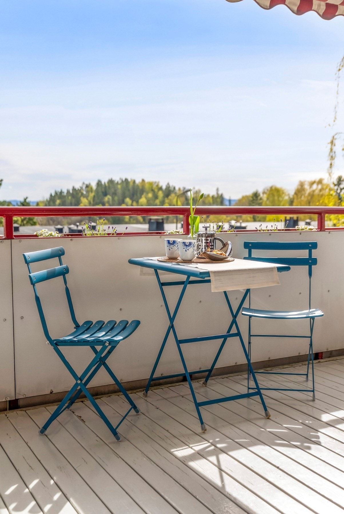 Her har du god plass til en sittegruppe, grill og dekorativ beplantning. Galleribilde