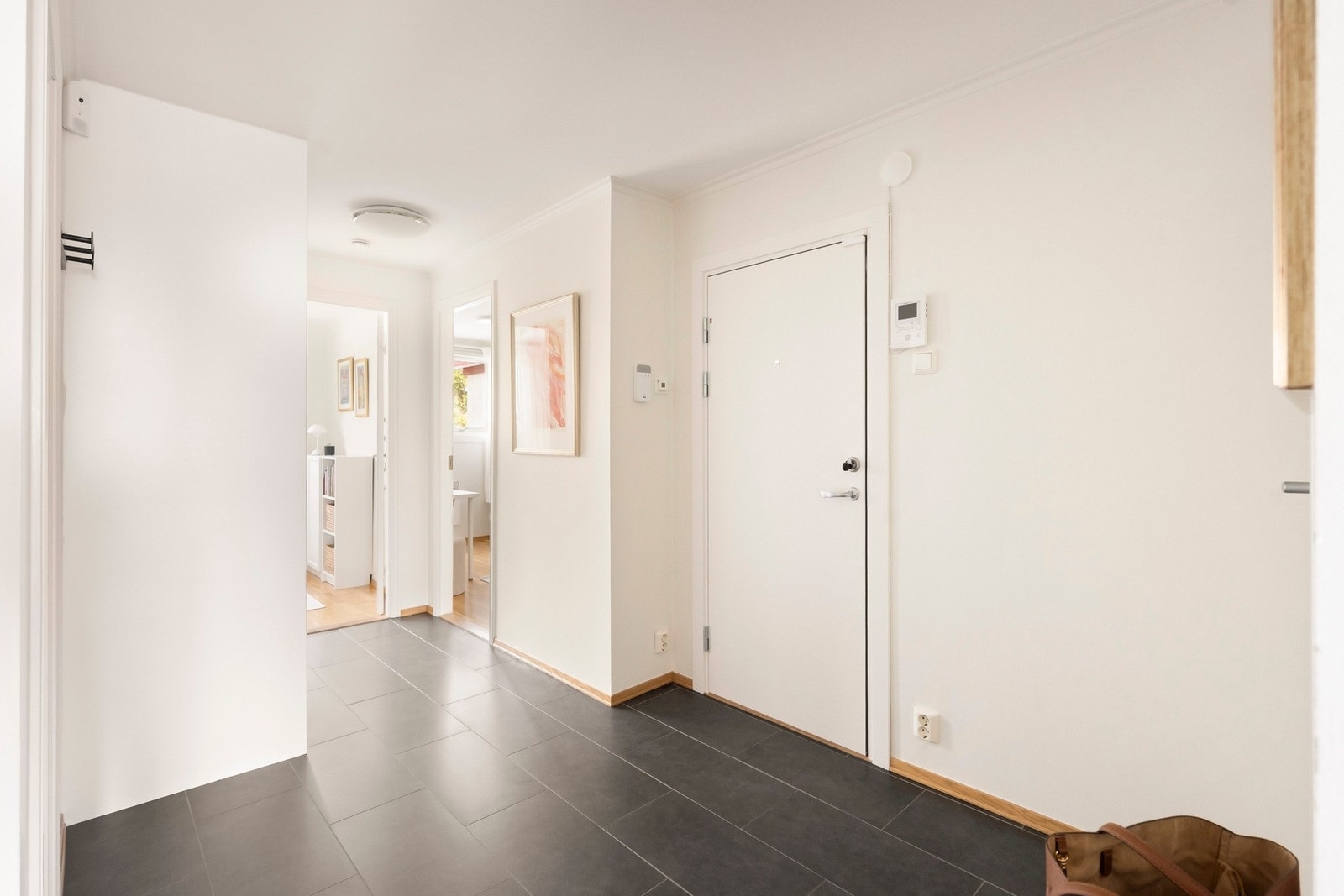 Velkommen inn! Det første som møter deg er en lys og romslig entré som gir et godt førsteinntrykk av boligen. Galleribilde