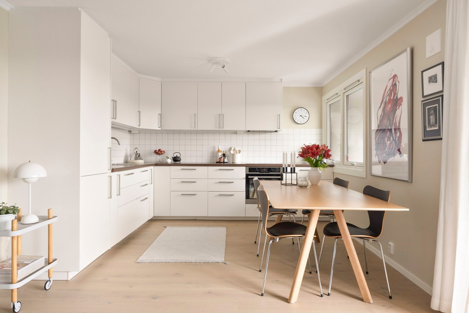 IKEA kjøkkeninnredning fra 2015 med laminerte skrog, slette fronter og benkeplate av laminat med nedfelt oppvaskkum. Galleribilde