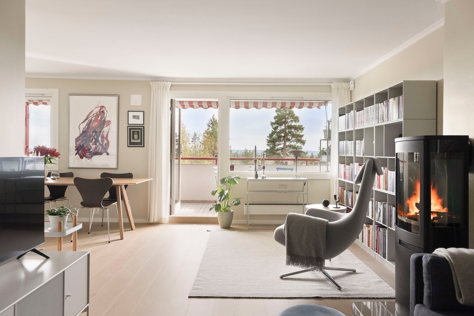 Boligens sosiale sone er lys og innbydende. Galleribilde