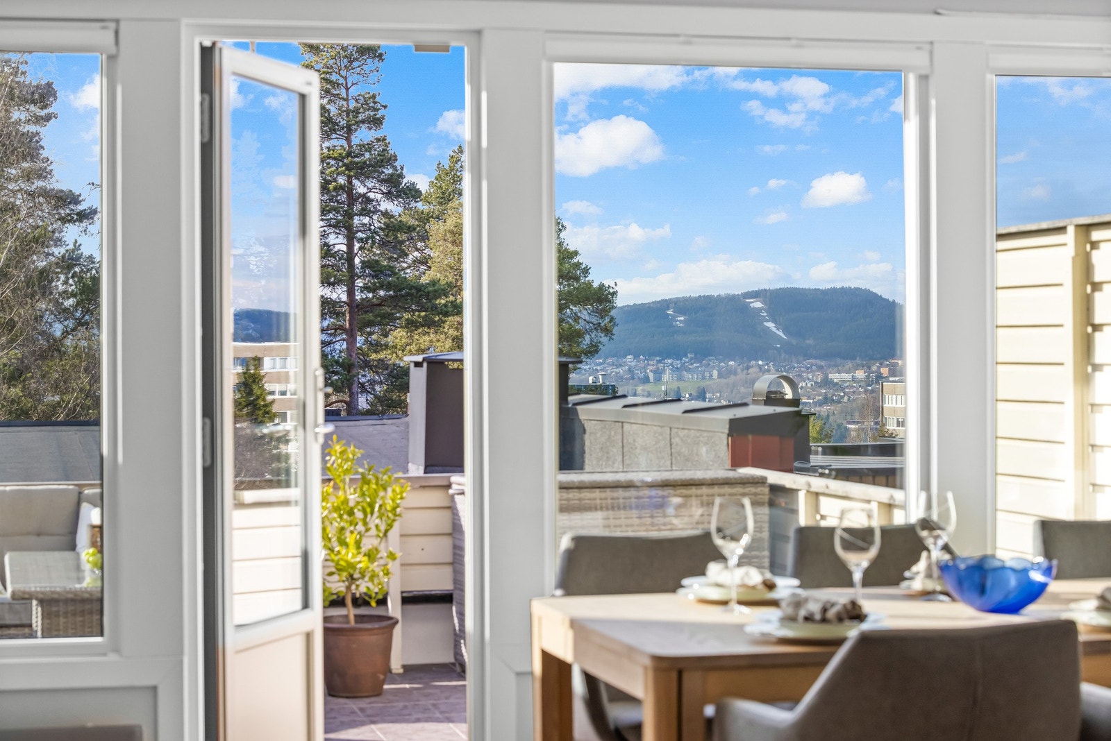 Fra spisestuen har du enkel utgang til en solrik terrasse med nydelig utsikt og byen. Galleribilde
