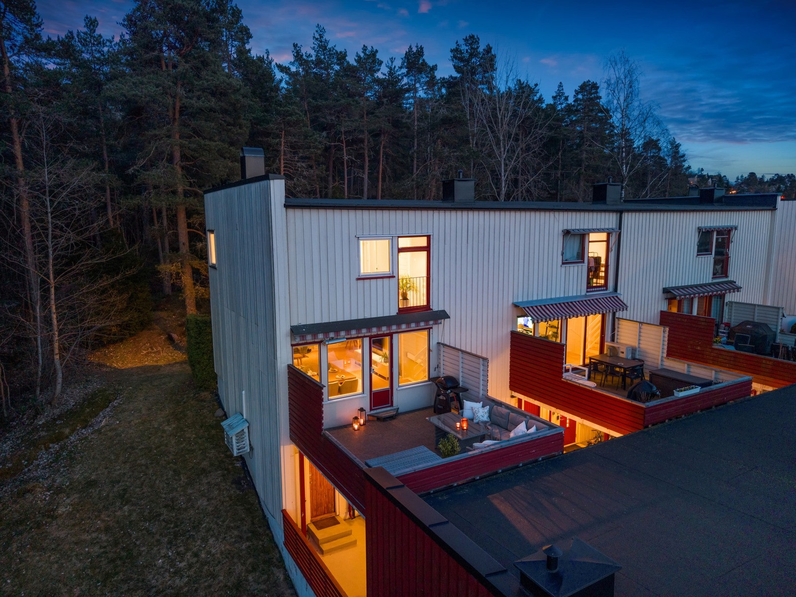 Boligen fremstår varm og innbydende sett fra utsiden. Galleribilde