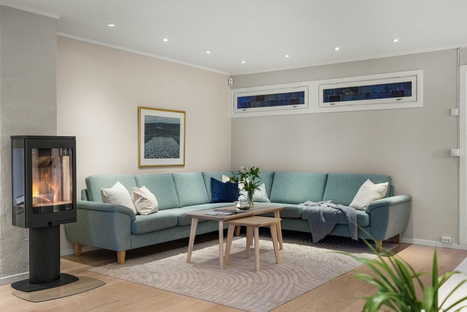 Sofasonen fremstår lun og innbydende i kveldens rolige lys. Galleribilde