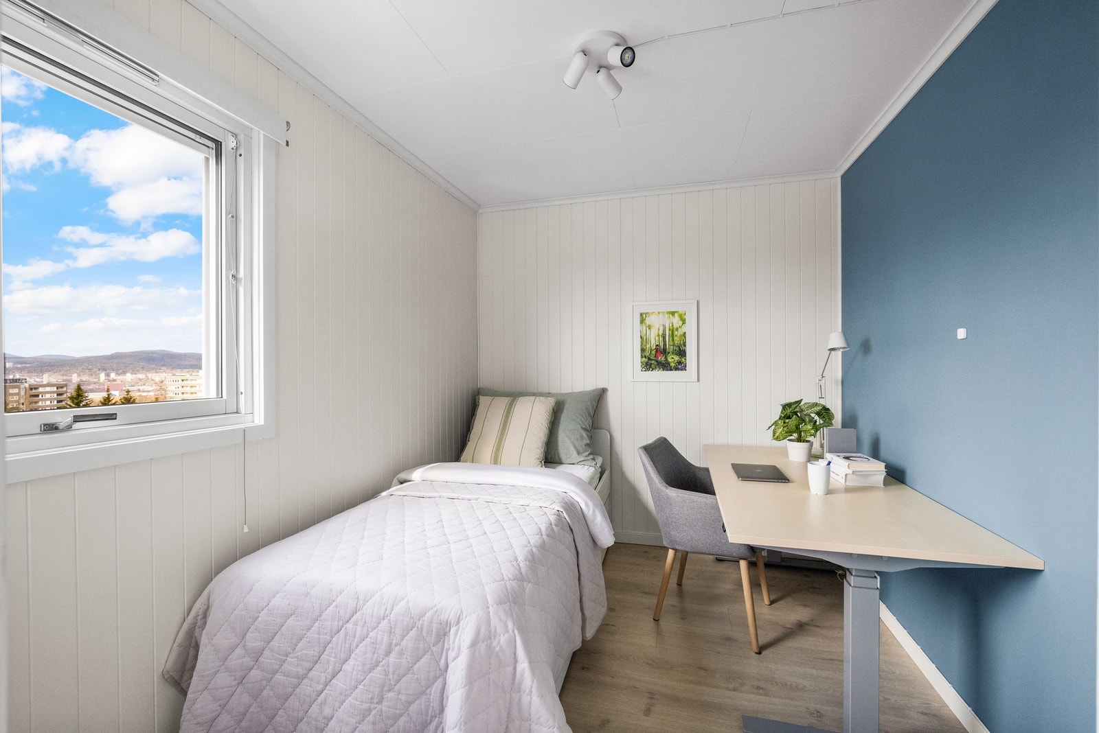 Pent og lyst soverom med utsikt. Galleribilde