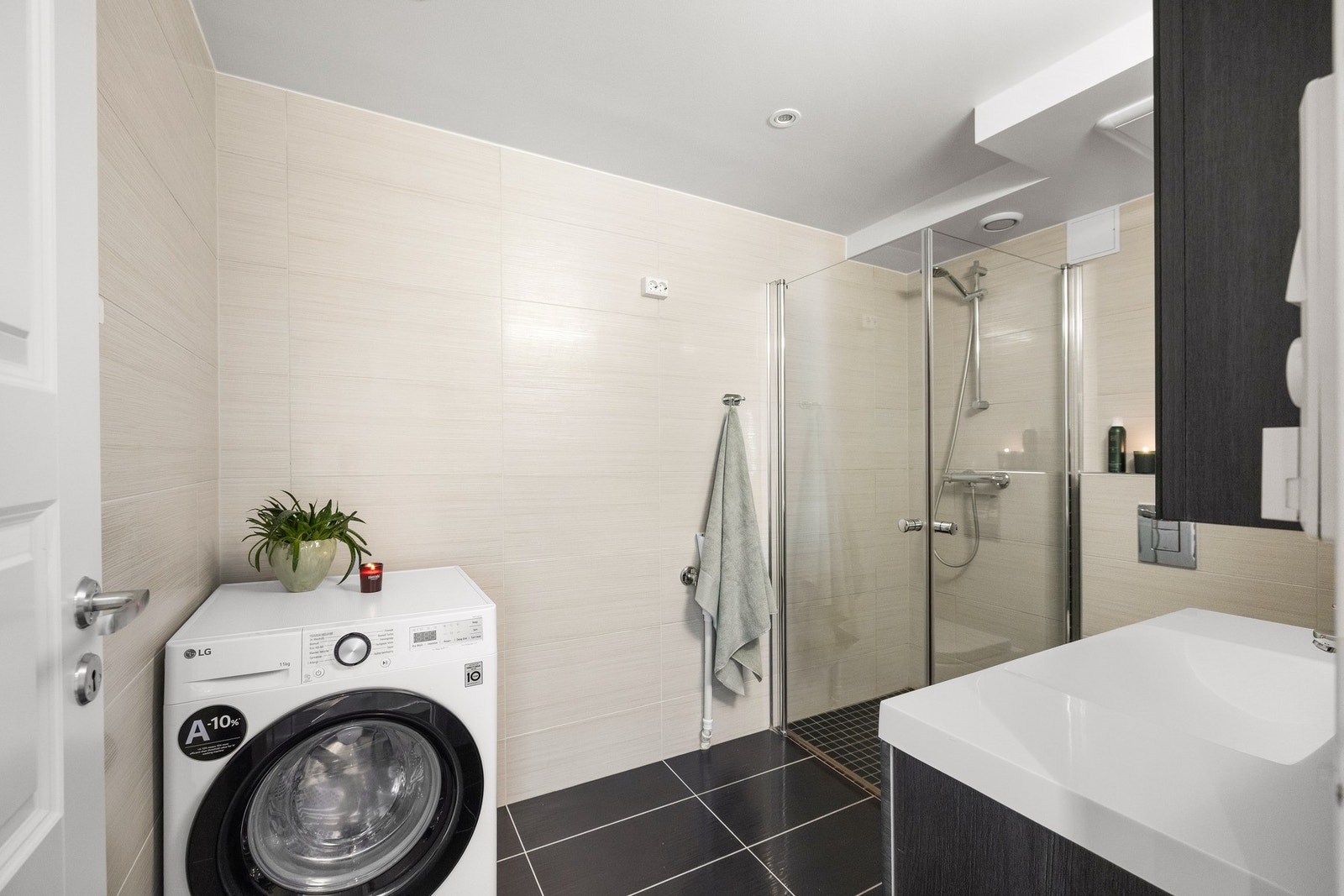 Badet er av god størrelse og har opplegg for vaskemaskin med gode arbeidsflater. Galleribilde