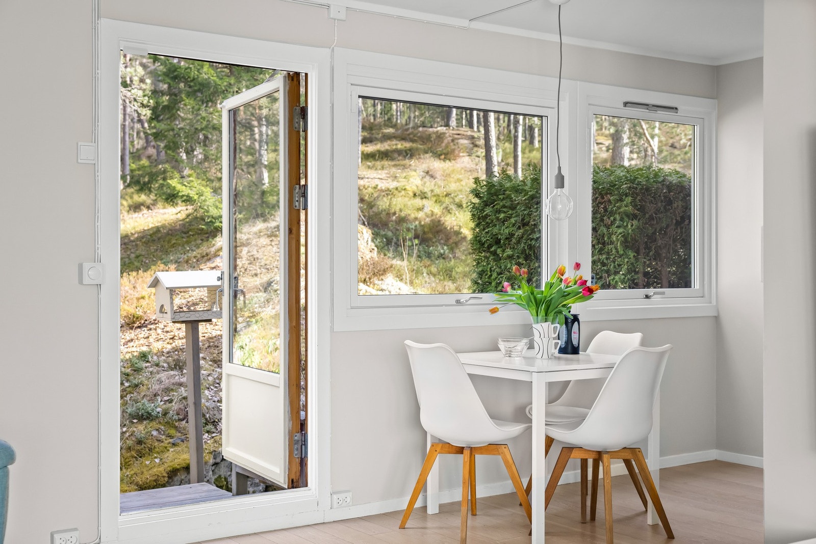Spiseplassen har direkte utgang til uteområdet. Galleribilde