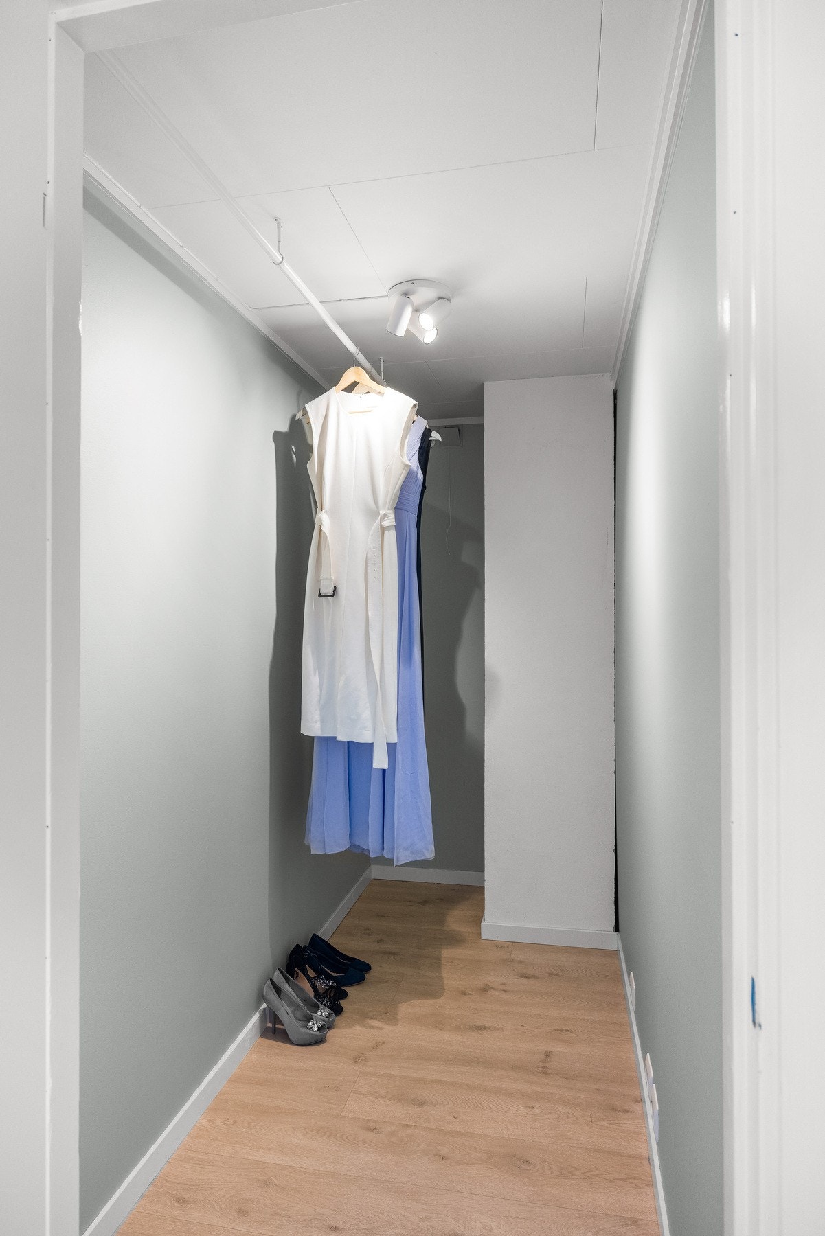 Boligen har en praktisk bod i 2. etasje. Galleribilde