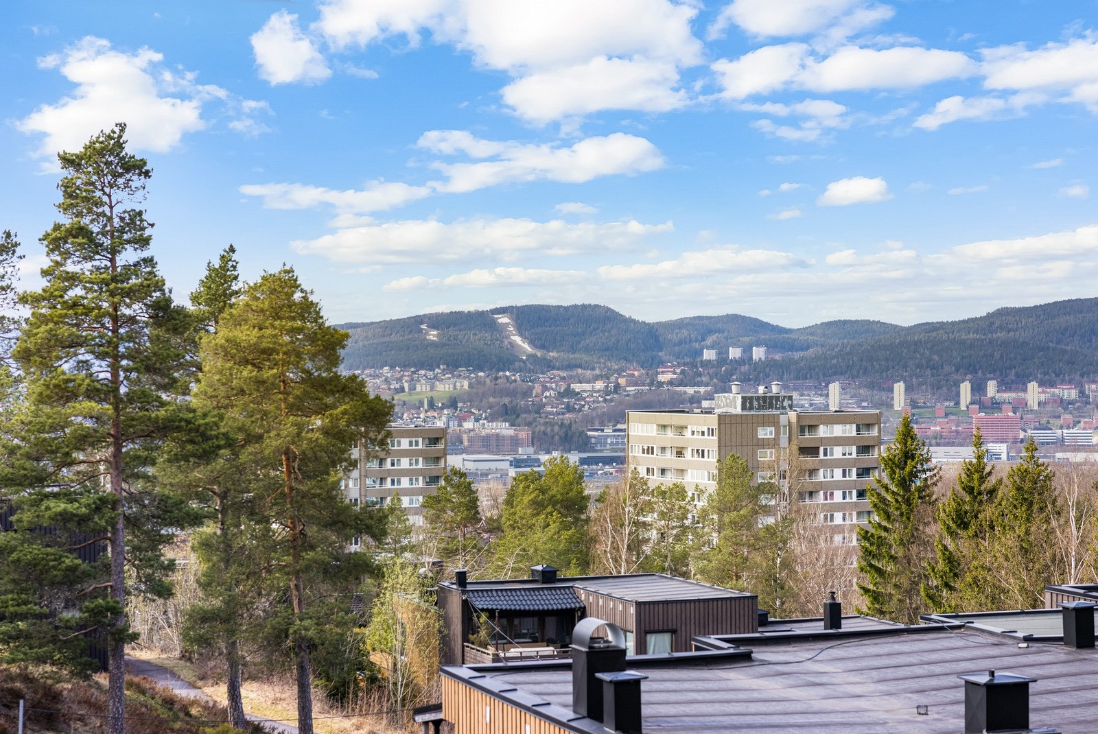 Utsikten fra vinduet i gangen. Galleribilde