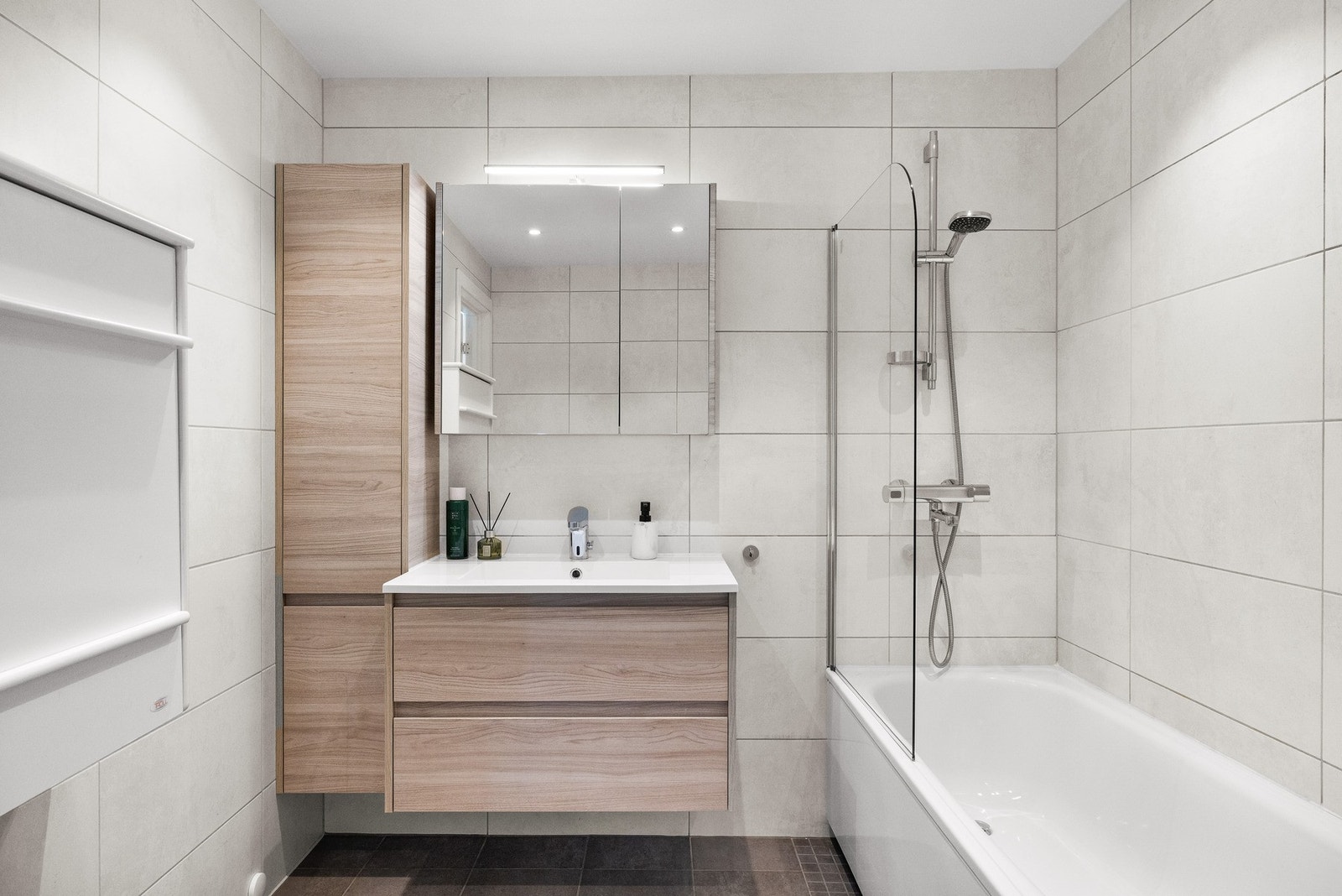 Badet har en lekker innredning og elektriske varmekabler. Galleribilde