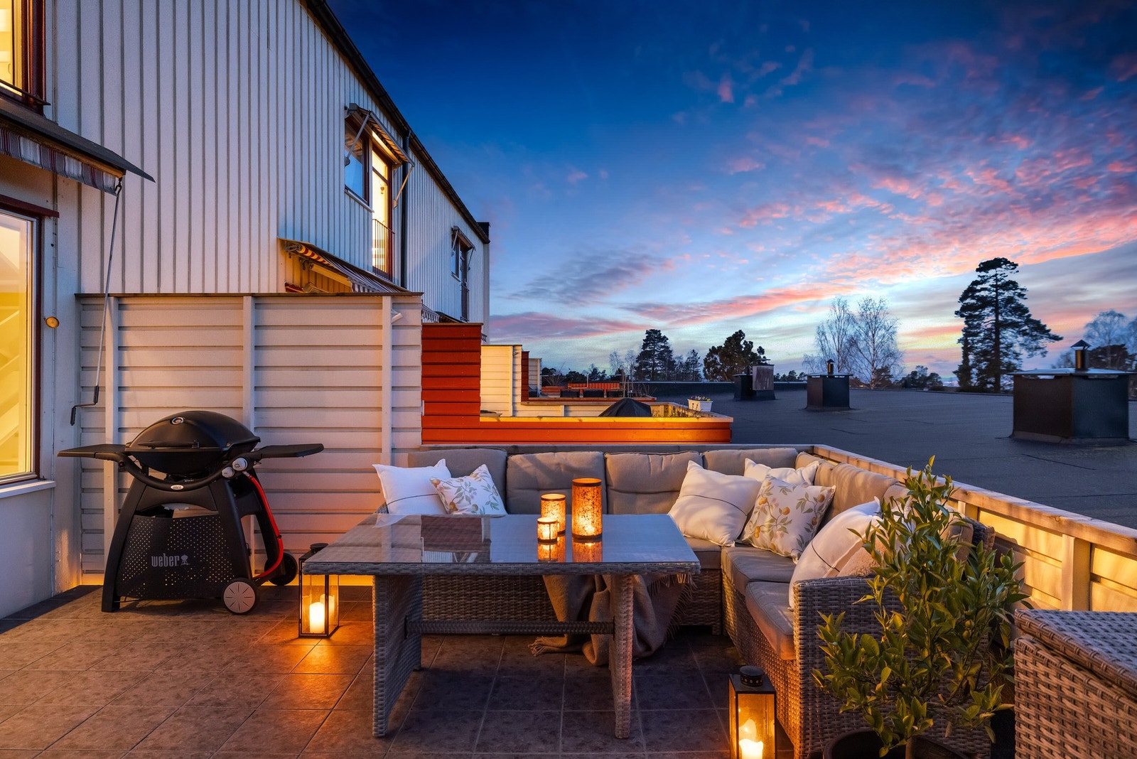 Terrassen forvandles til en lun oase når kvelden kommer. Galleribilde