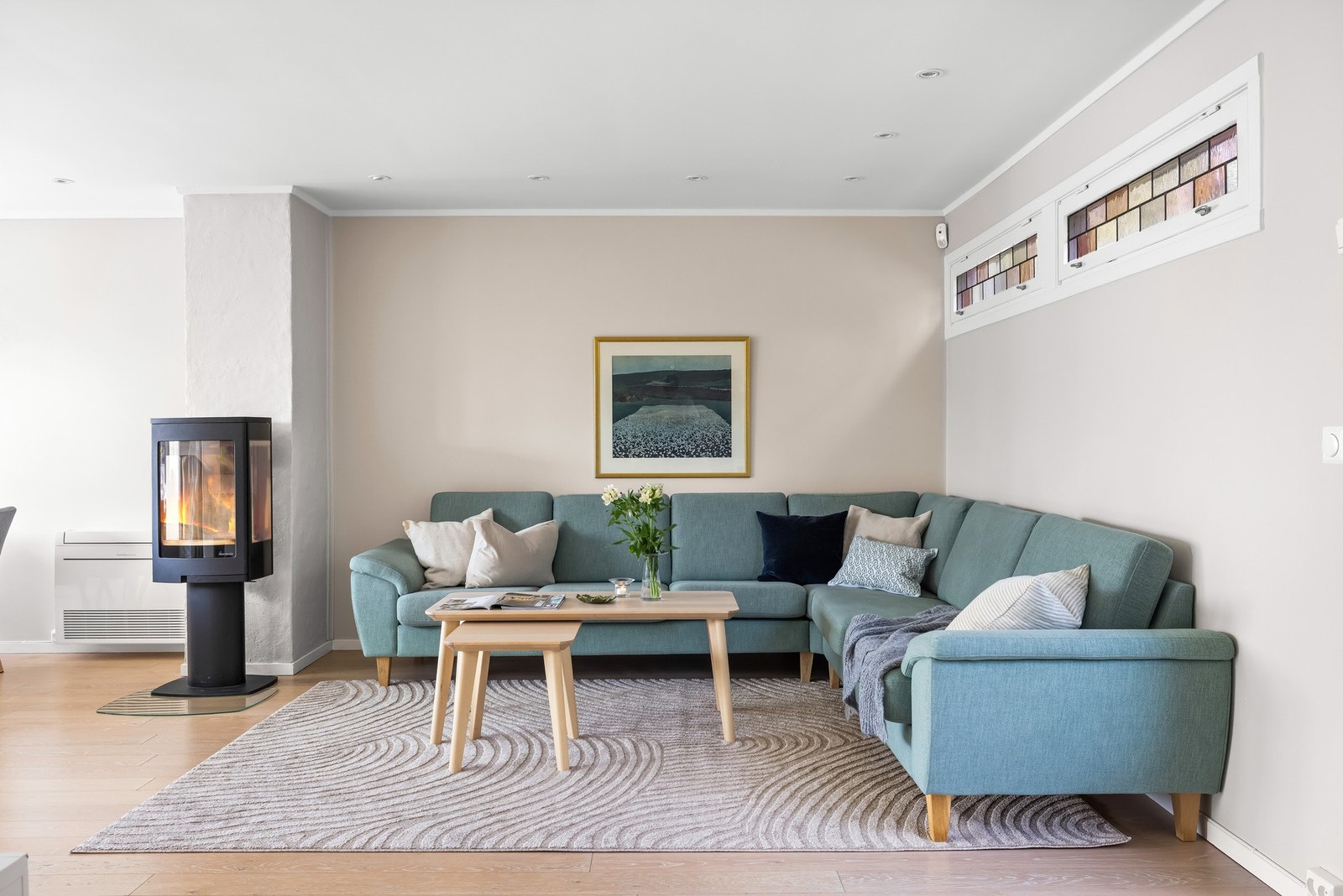 Innbydende sofahjørne med god plass til hele familien. Galleribilde