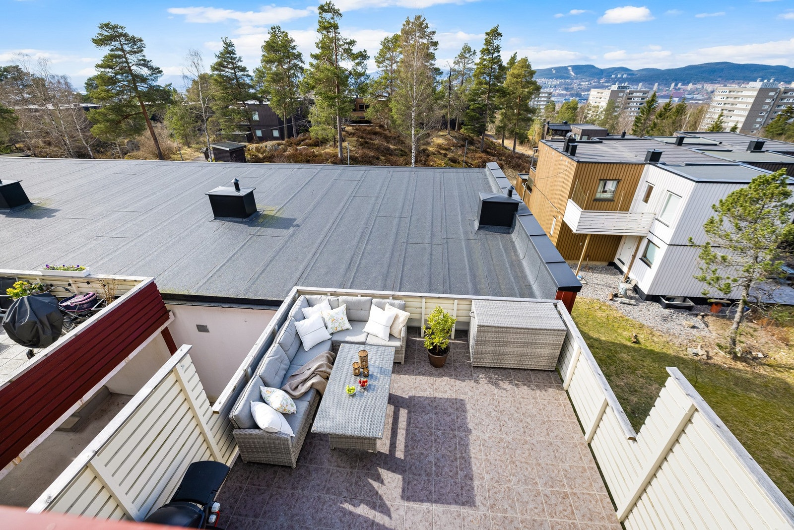 Fra soverommet ser man ut over balkongen og nabolaget. Galleribilde