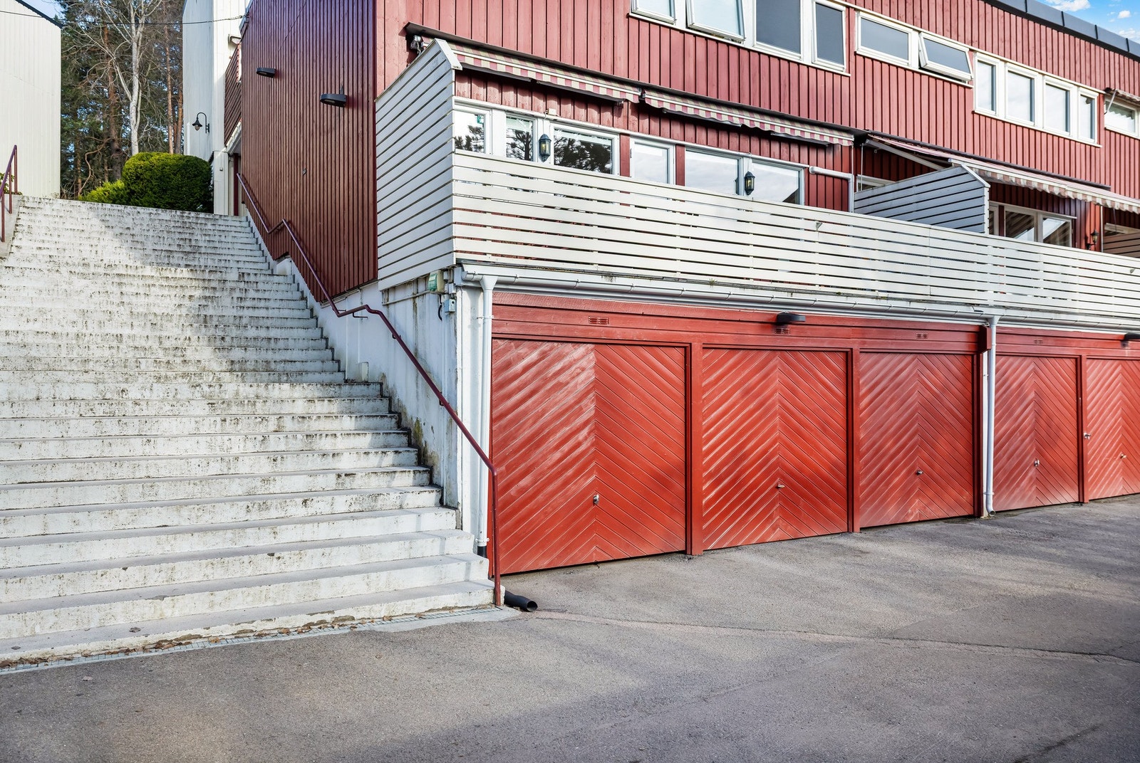 Boligen disponerer garasjeplass i felles rekke med elbillader. Galleribilde