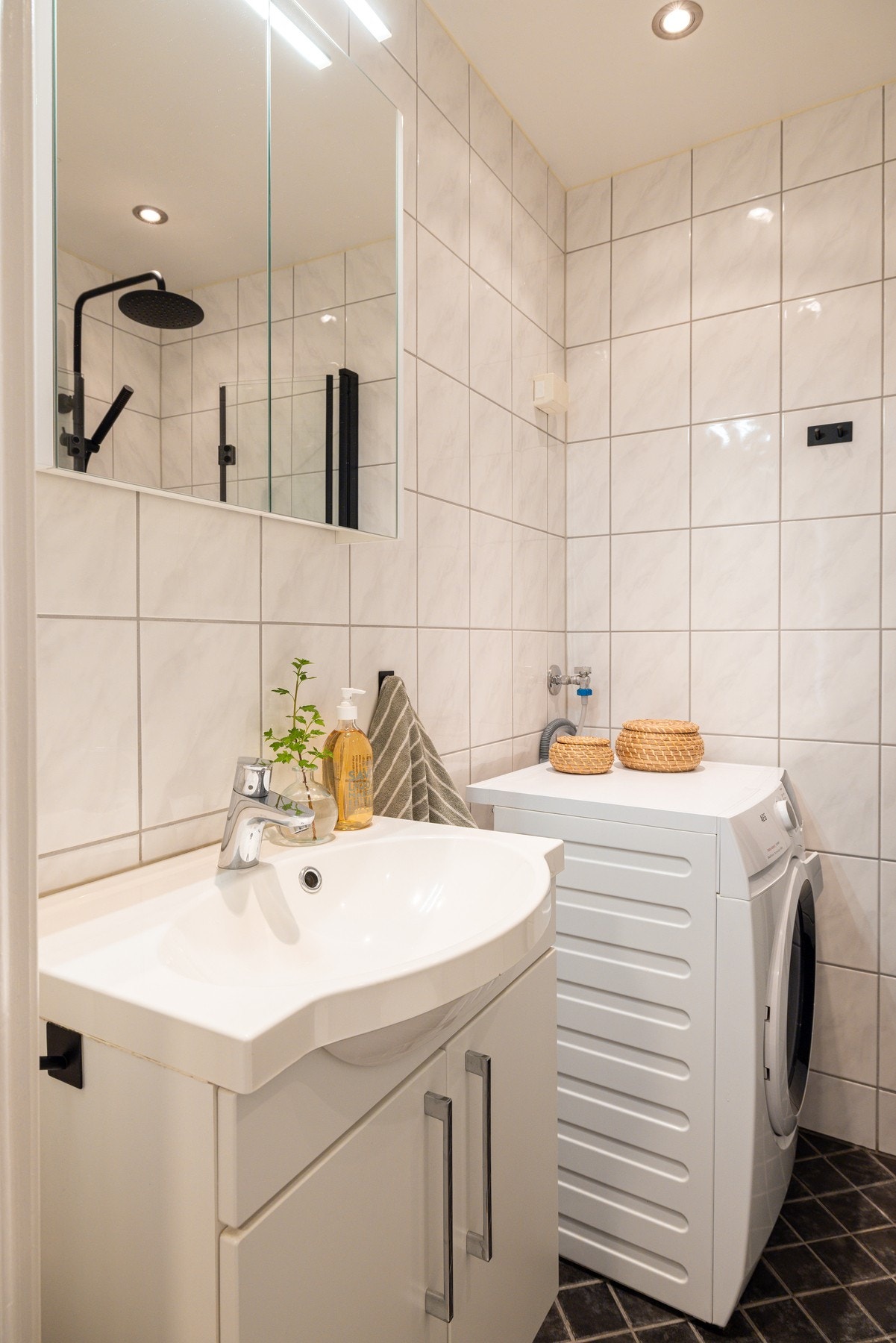 I senere tid er badet oppgradert med ny regnfallsdusj og nytt speil. Galleribilde
