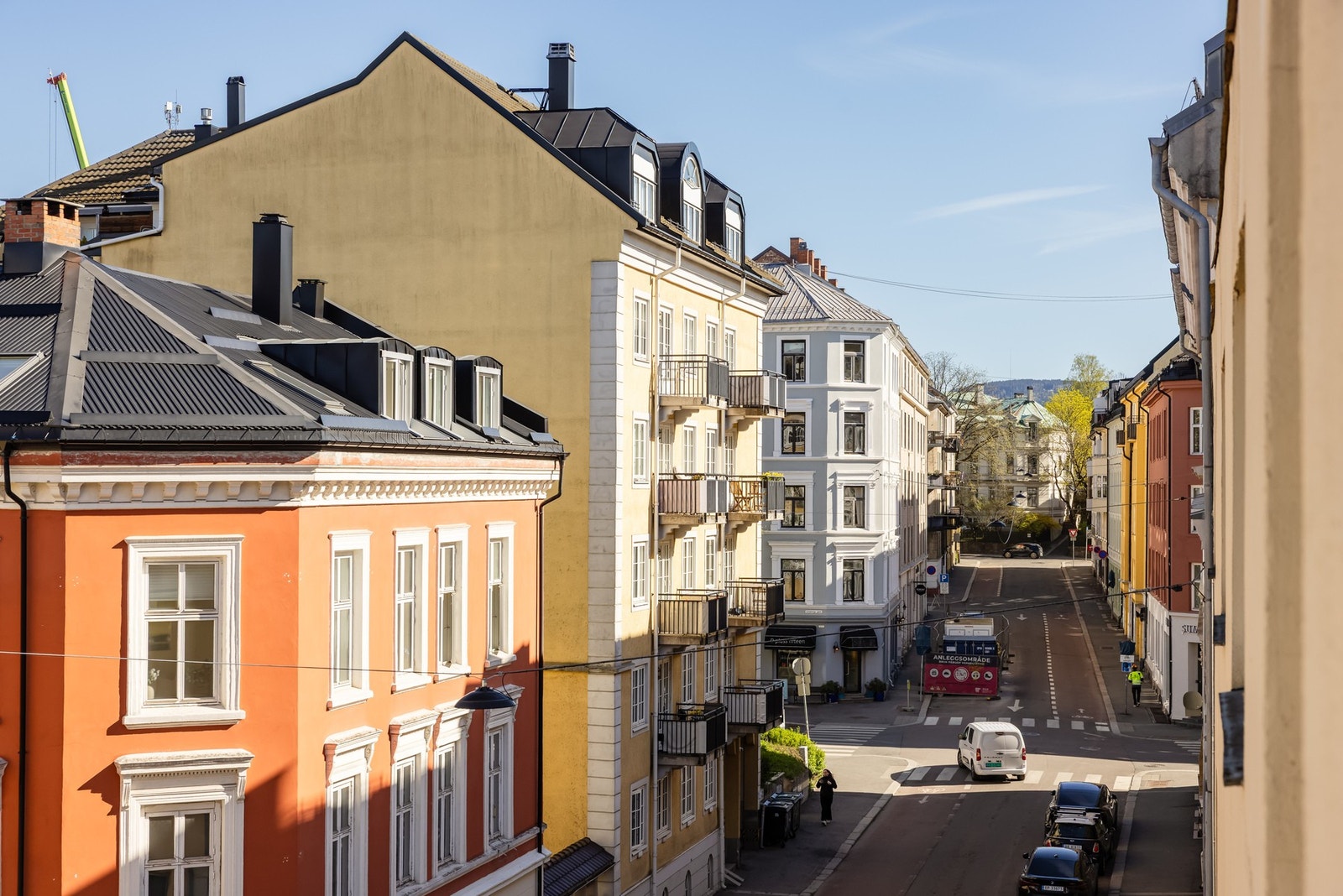 Leiligheten vender ut mot enveiskjørt gate med vakre klassiske bygårder. Galleribilde