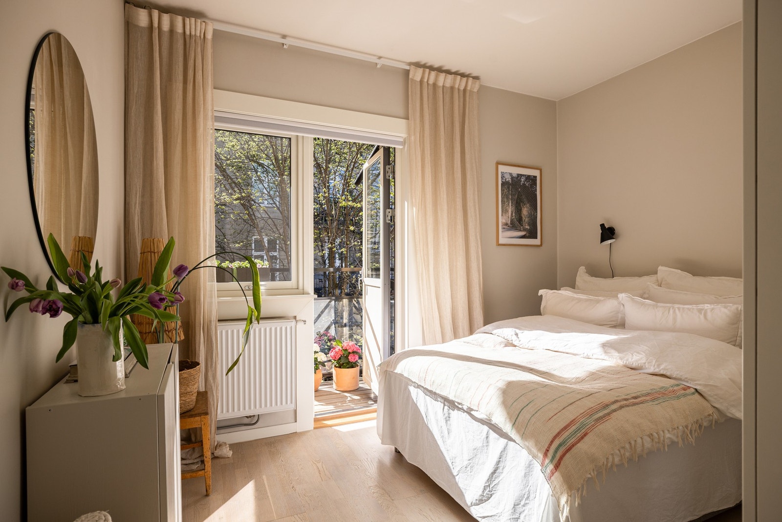 Delikat og innbydende soverom som vender inn mot bakgården. Galleribilde