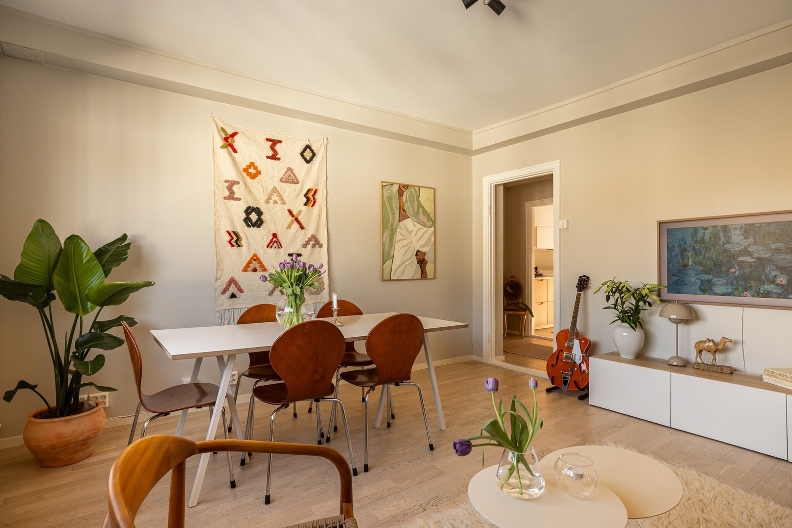 Leiligheten har store rom som er enkle å møblere. Galleribilde