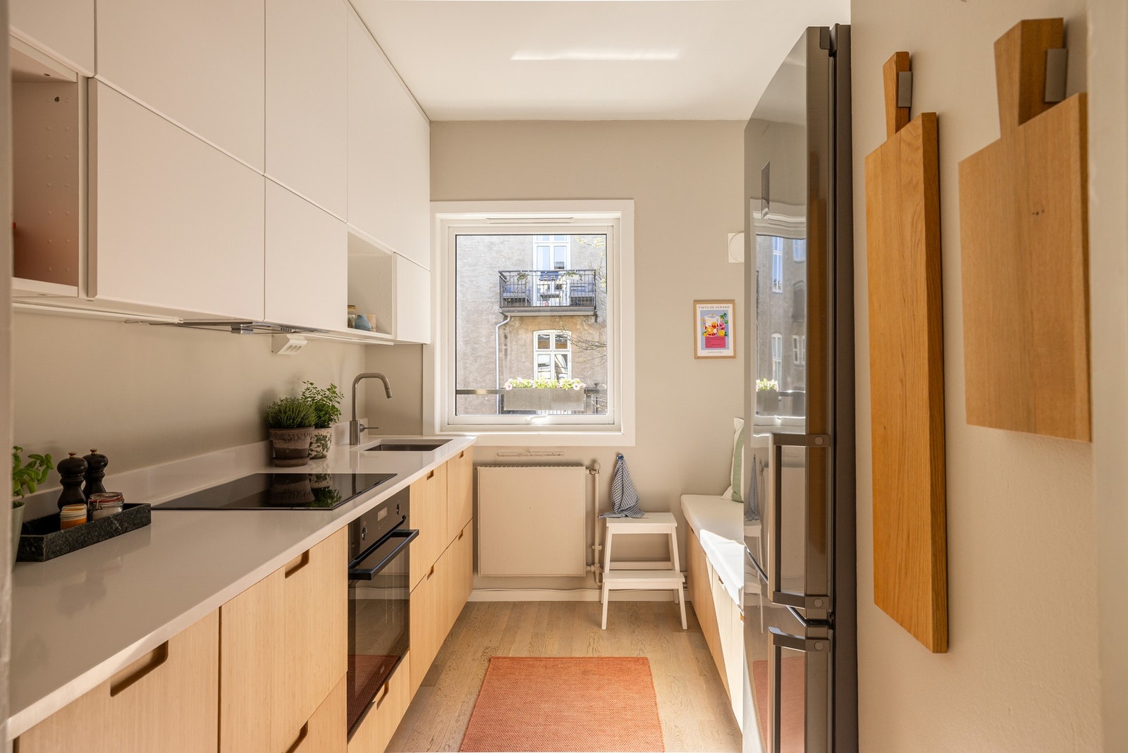 Kjøkkenet fra Ikea har bra med lagringsplass i skuffer og skap som går helt opp til taket. Galleribilde