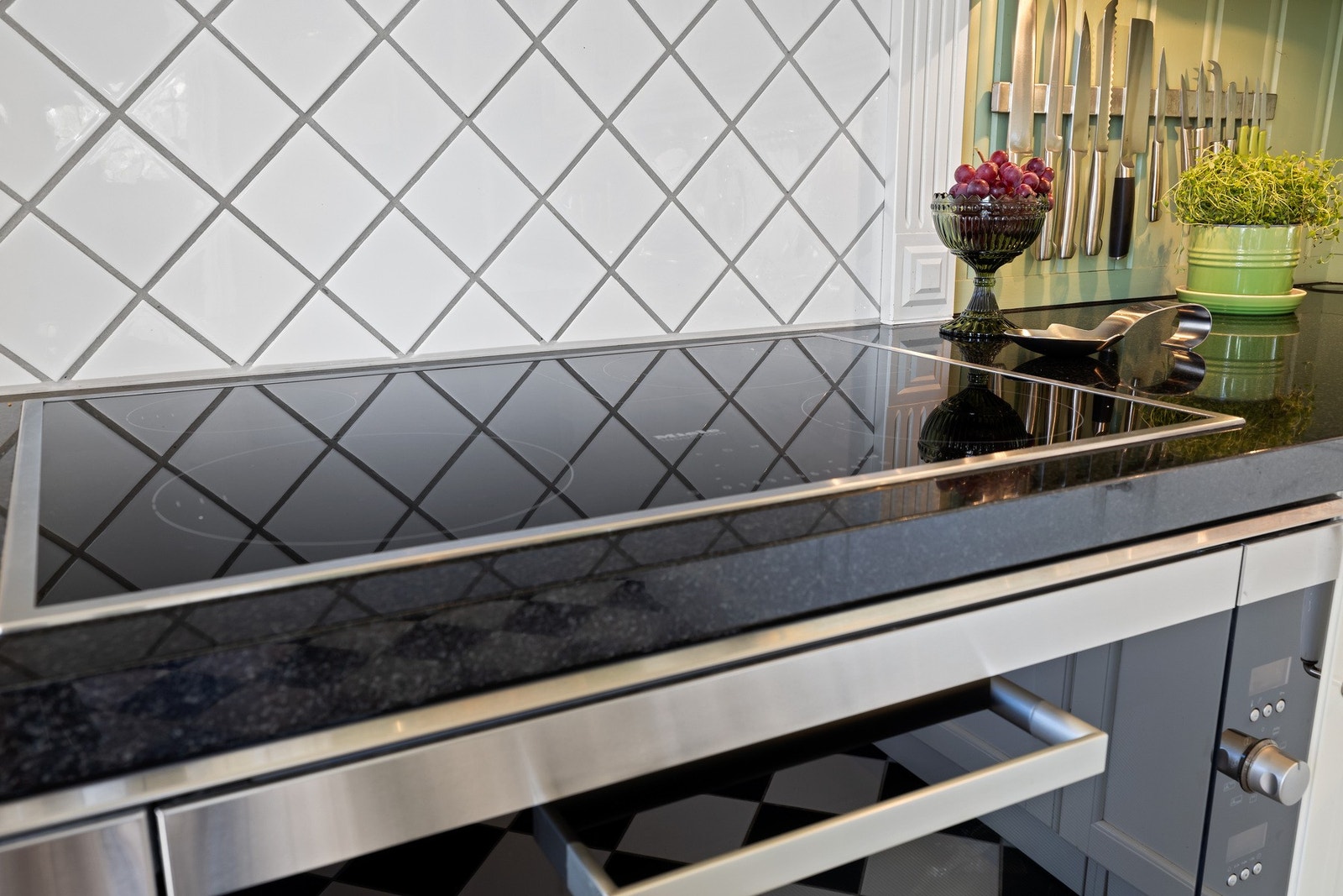 Platetopp fra Miele og benkeplate i granitt. Galleribilde