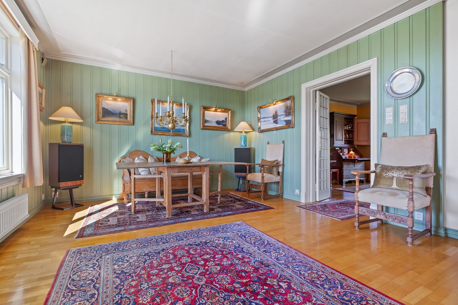 Lys og luftig stue med store vindusflater som slipper inn godt med naturlig lys. Galleribilde