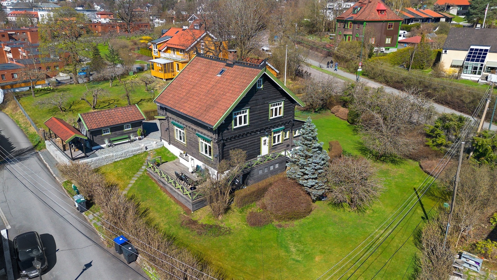 Stor enebolig på stor, solrik tomt. Galleribilde