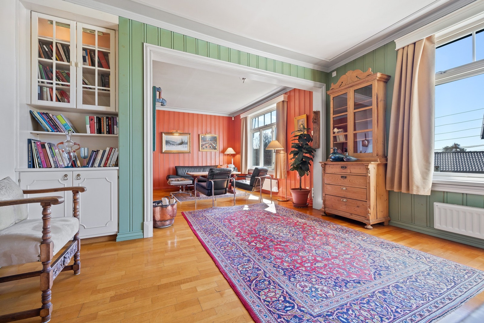 Stuens utforming legger til rette for å lage ulike sosiale soner. Galleribilde