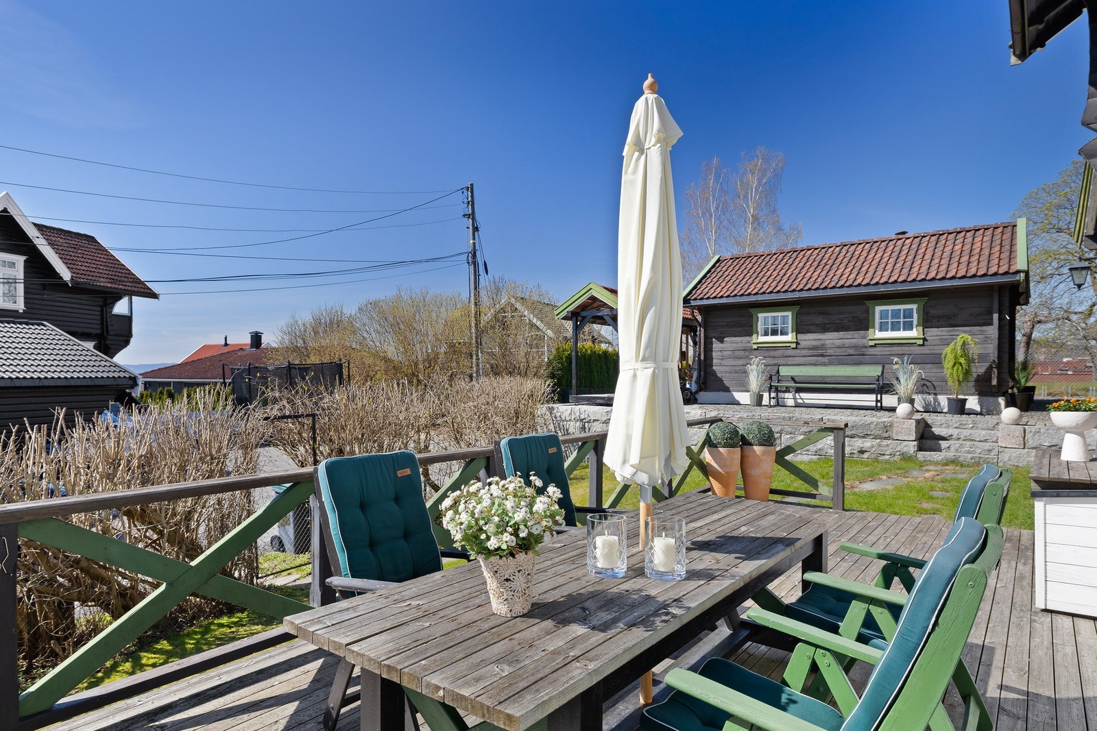 Hyggelig terrasse med god plass til sittegruppe. Tilgang til hagen. Galleribilde