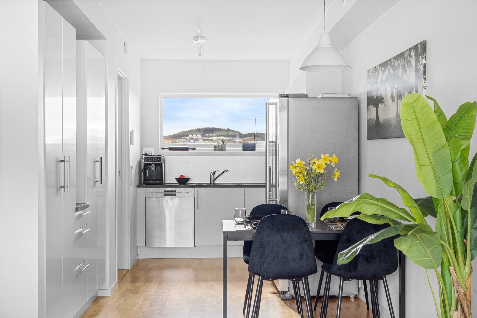 Leiligheten har god planløsning og man får også plass til et spisebord Galleribilde