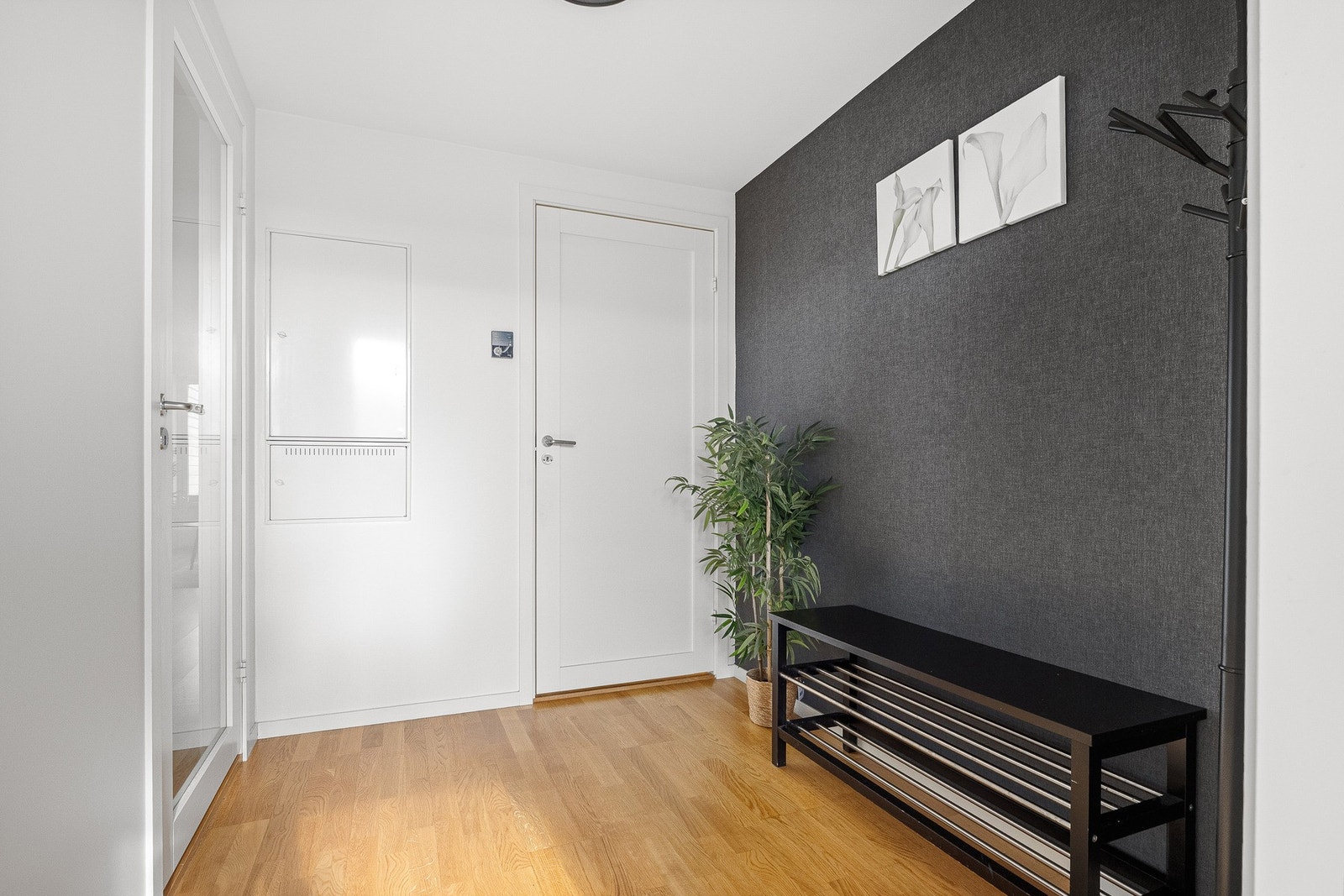 Romslig gang med mulighet for god oppbevaring Galleribilde