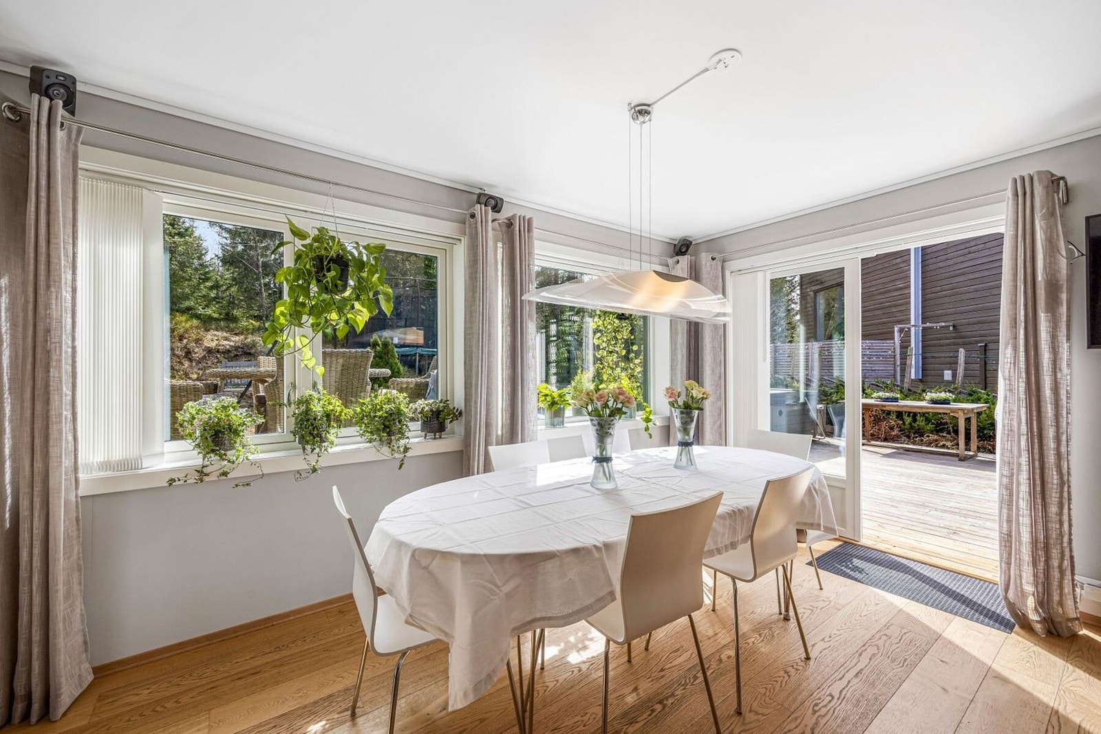 Store vindusflater gir rikelig med naturlig lys og skaper en åpen og luftig atmosfære som gjør rommet både innbydende og levende gjennom hele dagen. Galleribilde