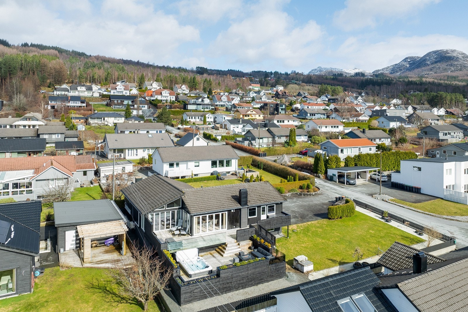 Betydelig oppgradert enebolig med attraktiv beliggenhet i populært område Galleribilde