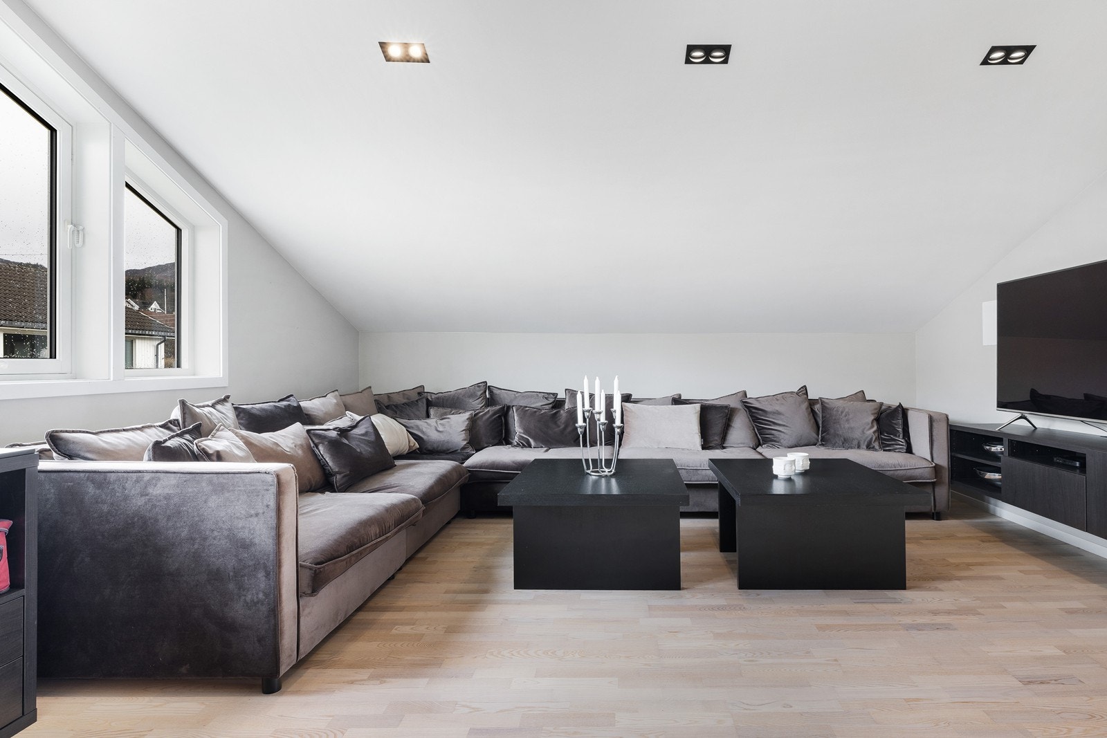 God plass til stor sofa som rommer hele familien til koselige filmkvelder Galleribilde