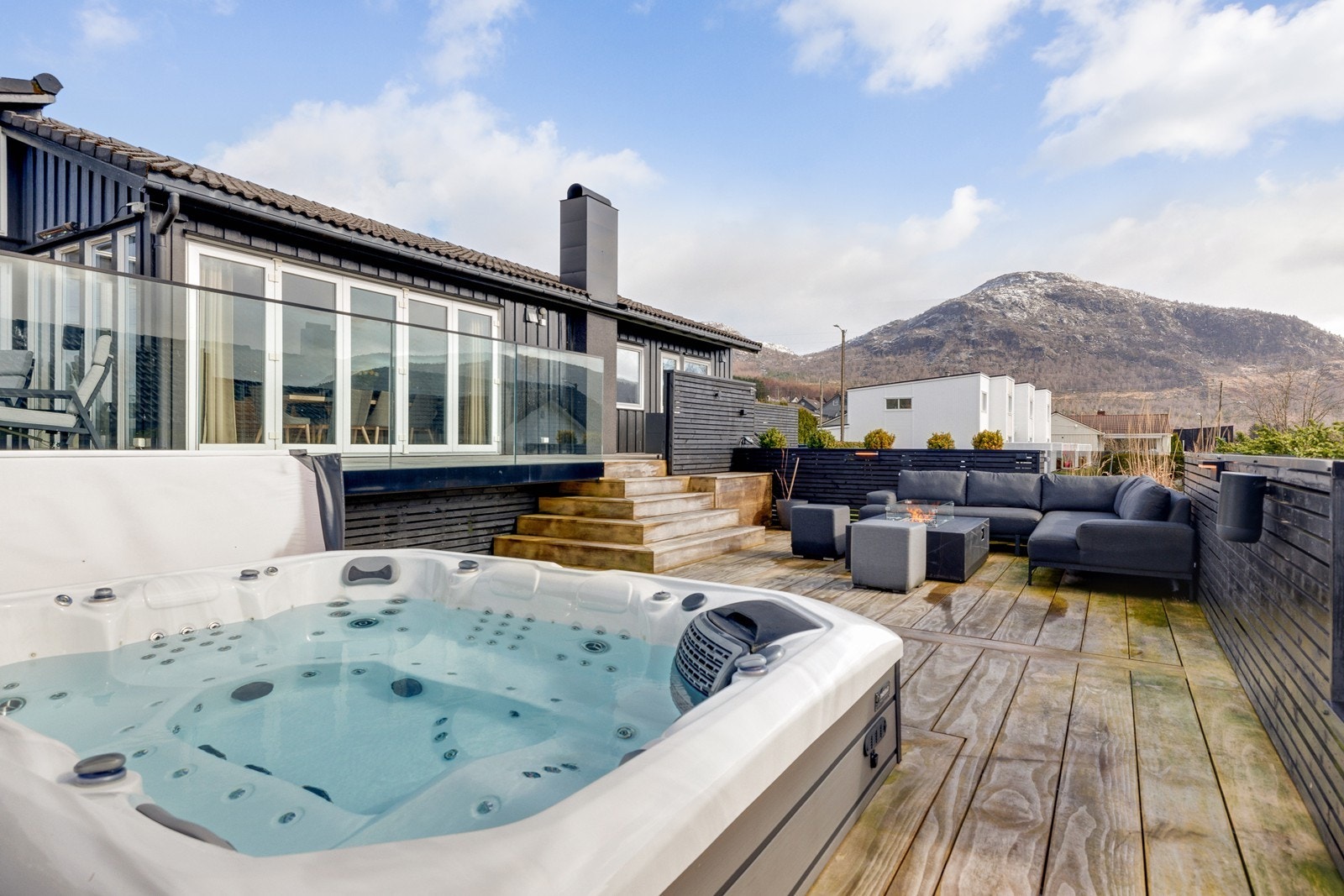 Gjennomført uteområde med nedfelt jacuzzi og god plass til sittegrupper Galleribilde