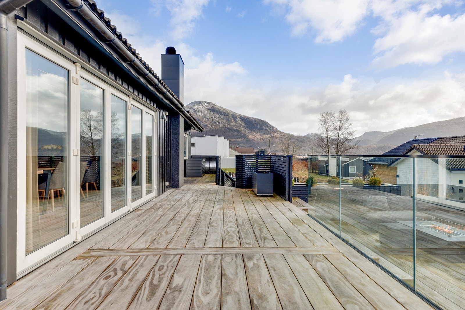 Terrassen har et lekkert accoya gulv som er tidløst, vedlikeholdsfritt og designet for å vare i 50 år. Galleribilde