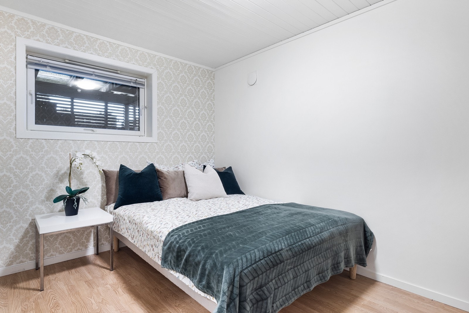 Soverom 2 er av god størrelse og har plass til stor seng og nattbord. Galleribilde