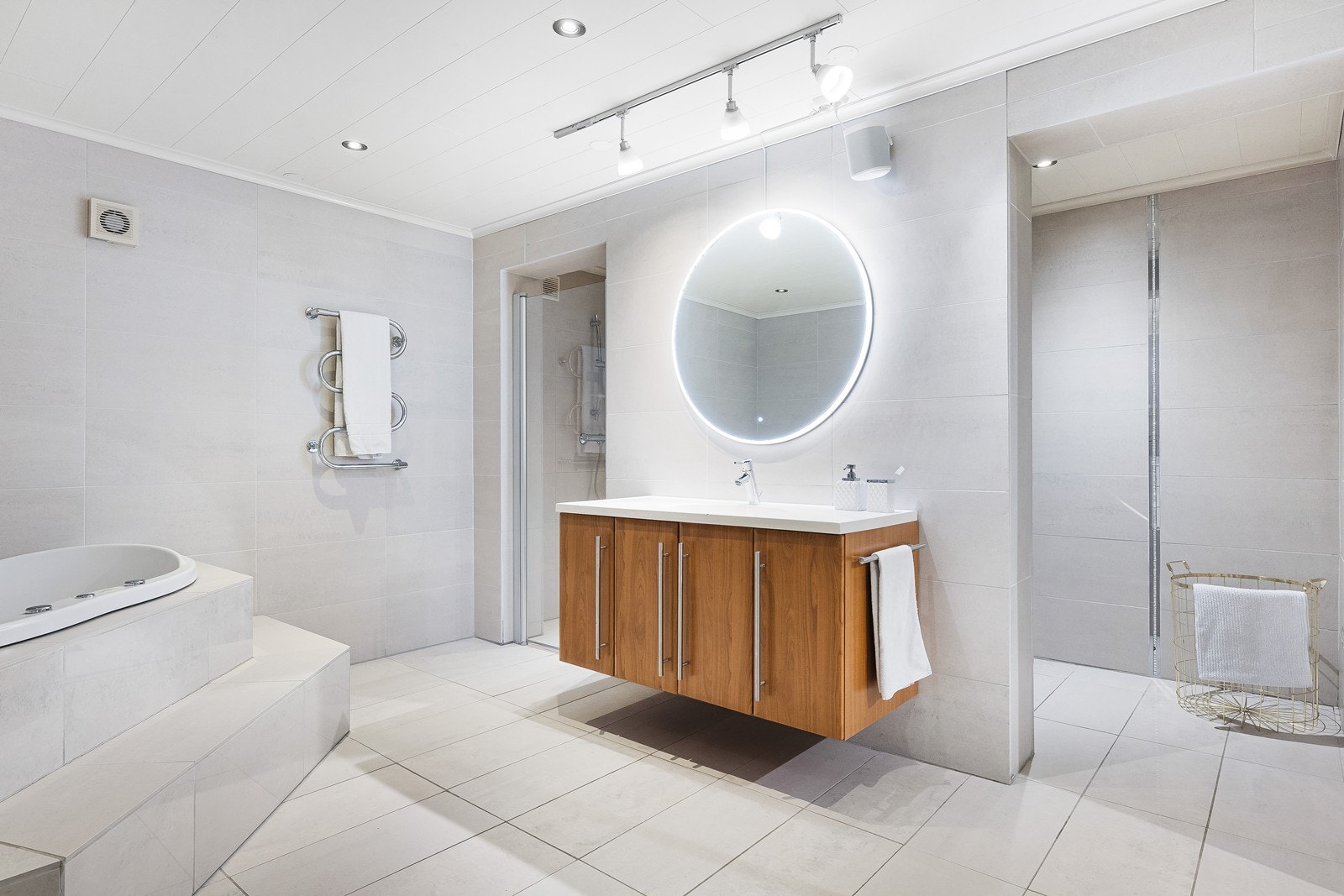 Spa-inspirert bad med separate soner for dusj, WC og garderobe Galleribilde