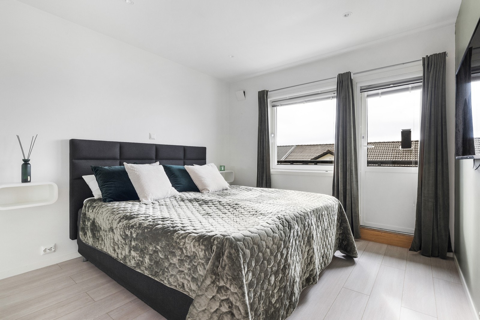 Hovedsoverommet er lyst og lekkert med utgang til terrassen og direkte tilgang til walk-in closet. Galleribilde