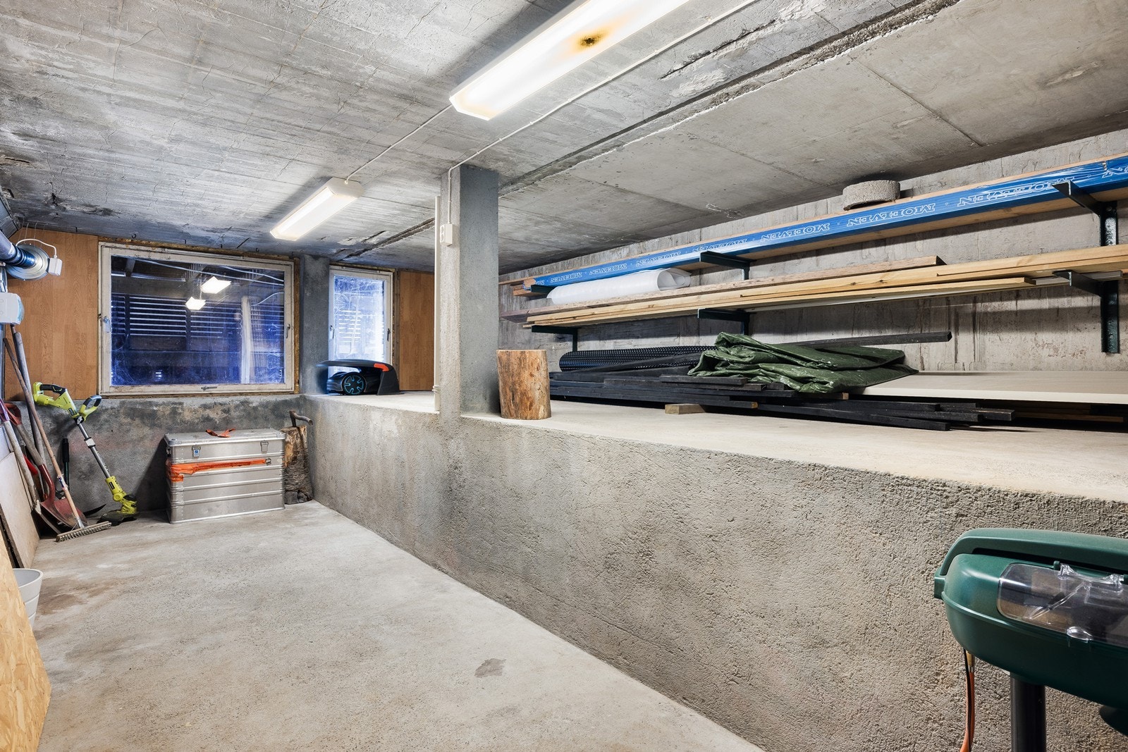 Kjellerbod med god oppbevaringsplass Galleribilde