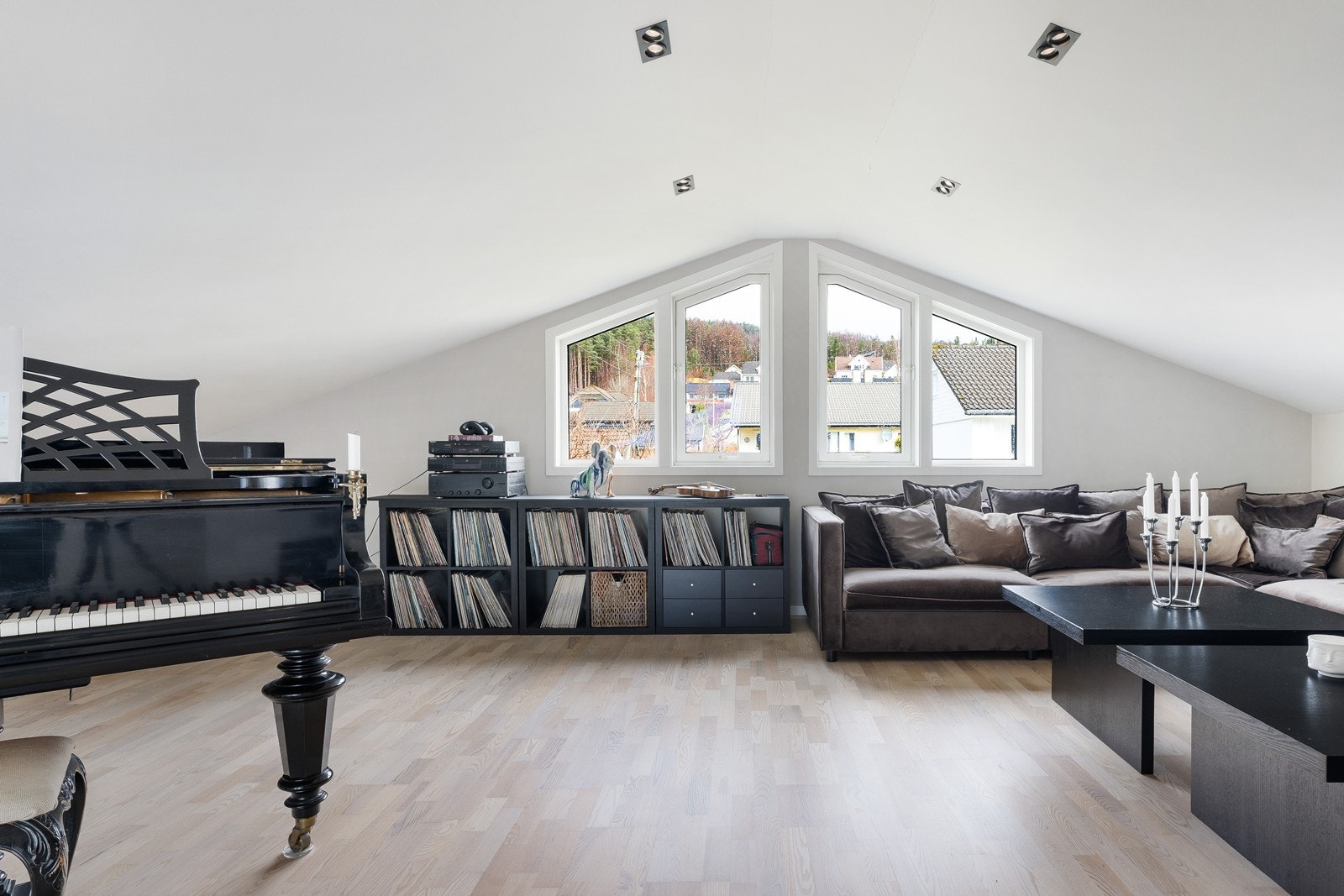 Stuen er lys og luftig med god plass til å samle hele storfamilien. Galleribilde