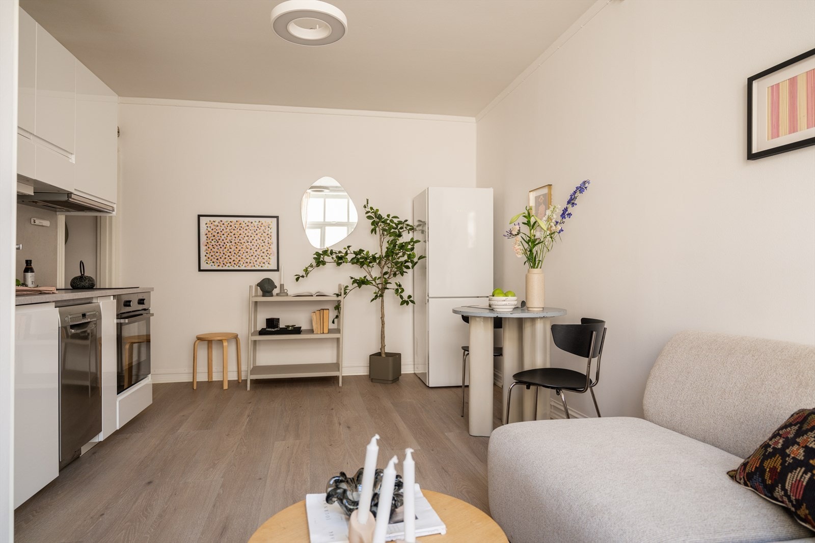 Leiligheten har et vakkert lys gjennomgående i alle rom. Her er det heller ingen rom som føles trange. Galleribilde