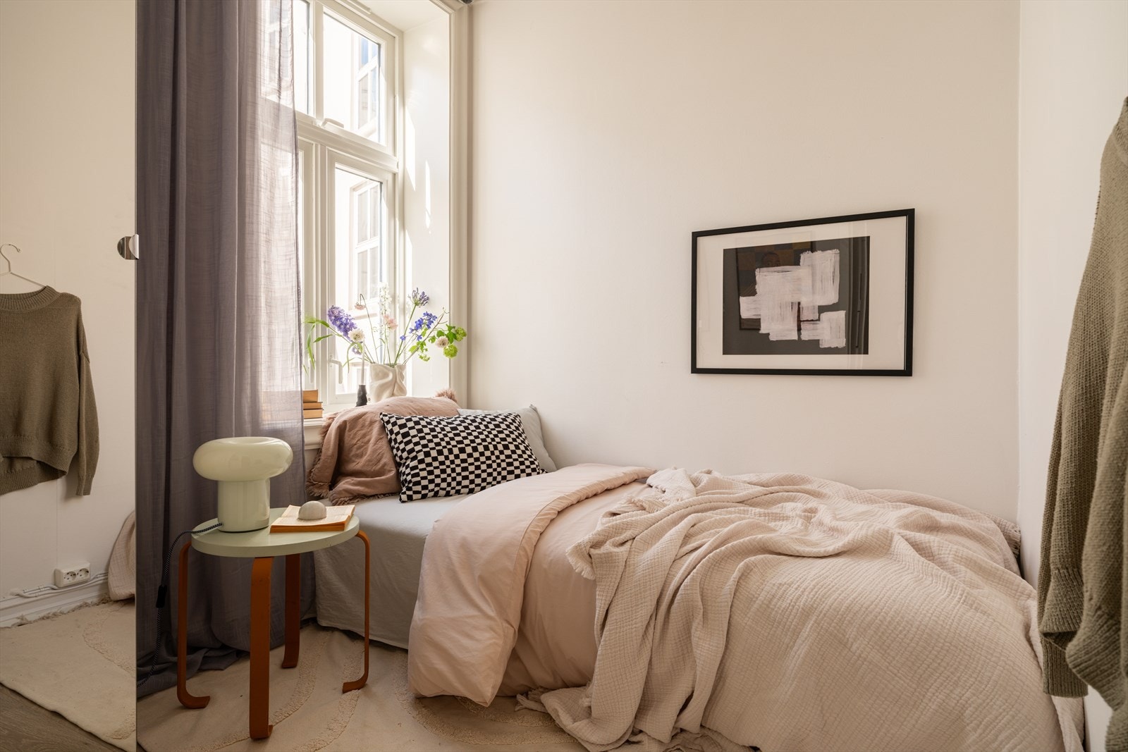 Rommet gir god plass til seng, nattbord og garderobe. Galleribilde