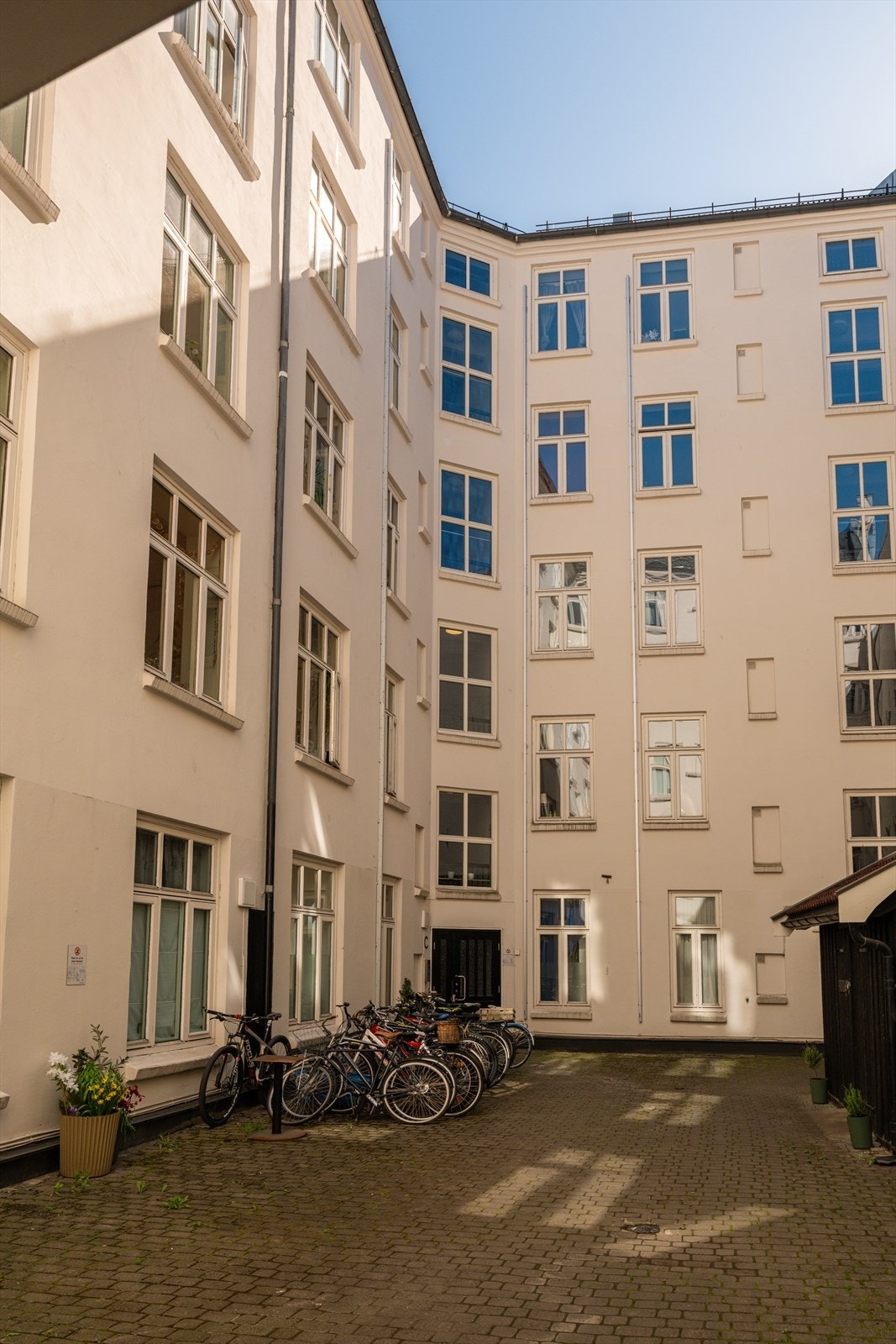 Lukket bakgård med sykkelparkering. Galleribilde