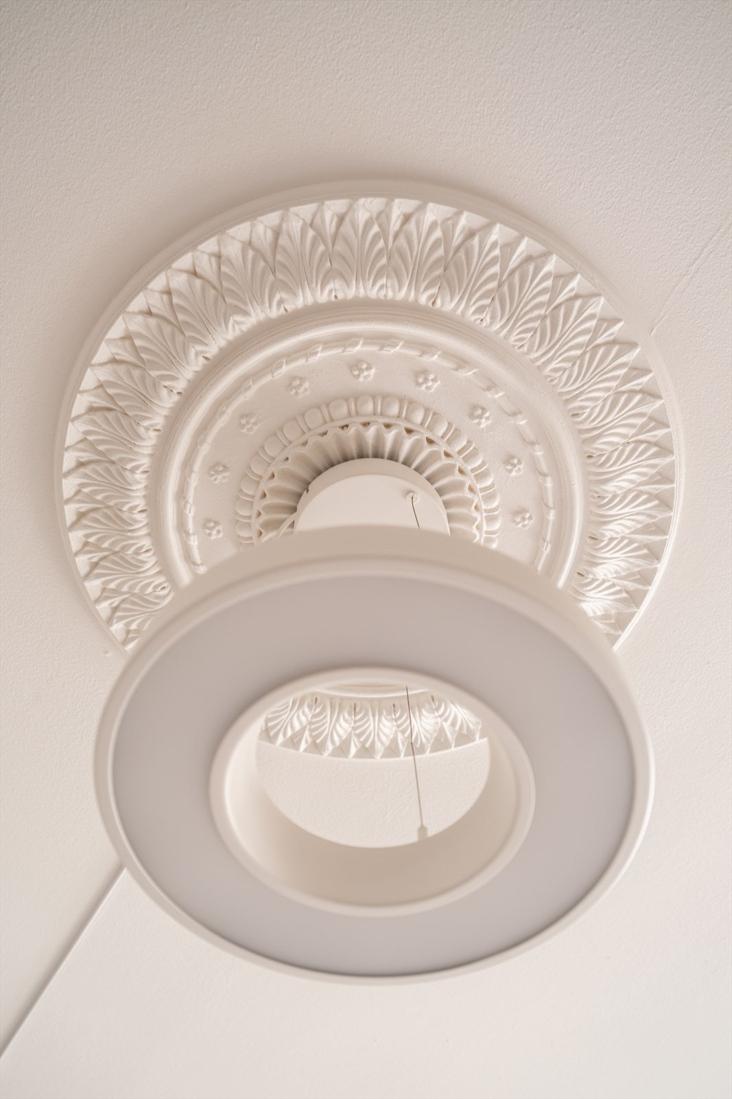 Klassiske detaljer med rosett i taket, store vinduer med brede karmer og god takyhøyde. Galleribilde