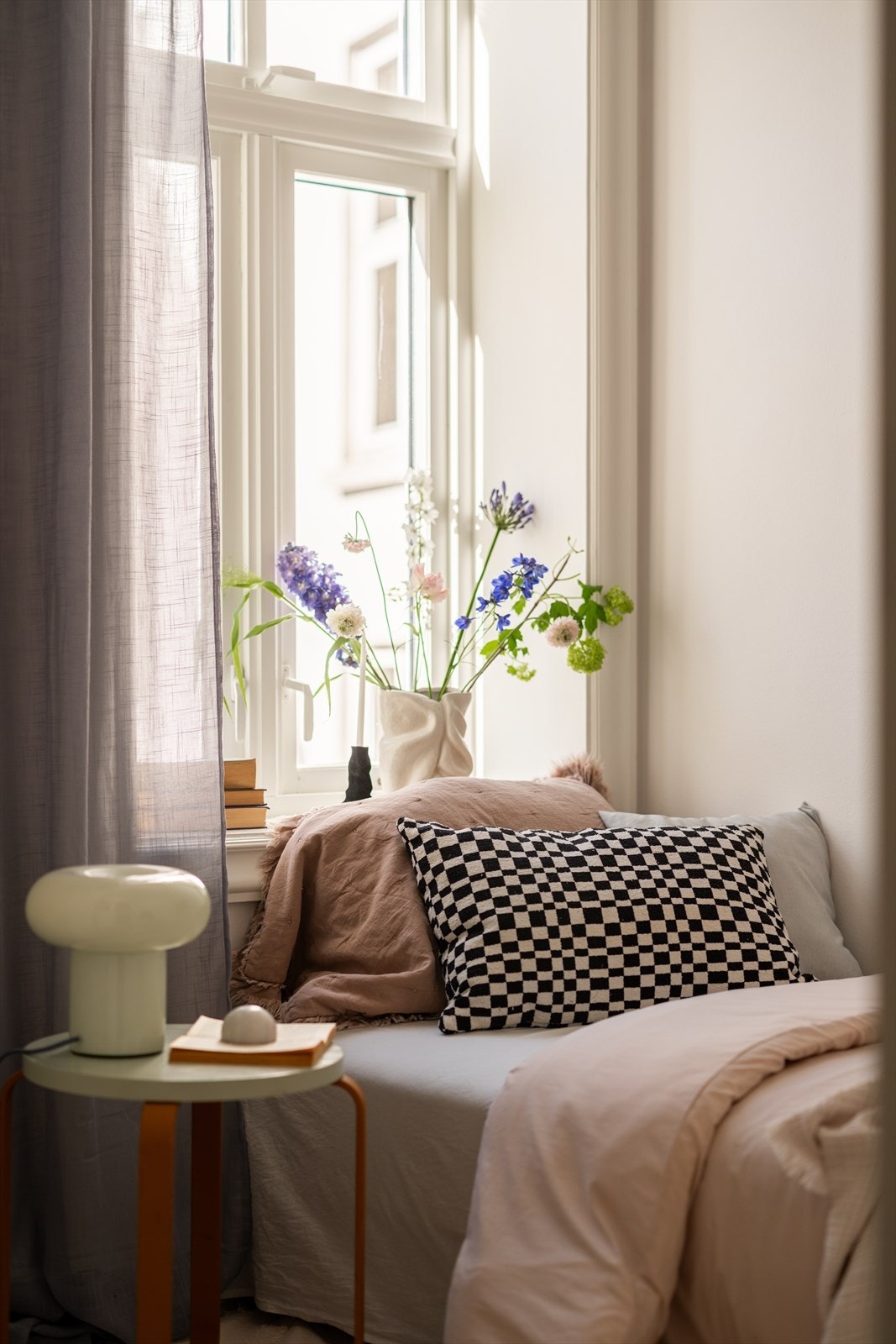 Det store vinduet gir godt med naturlig lysinnslipp. Galleribilde