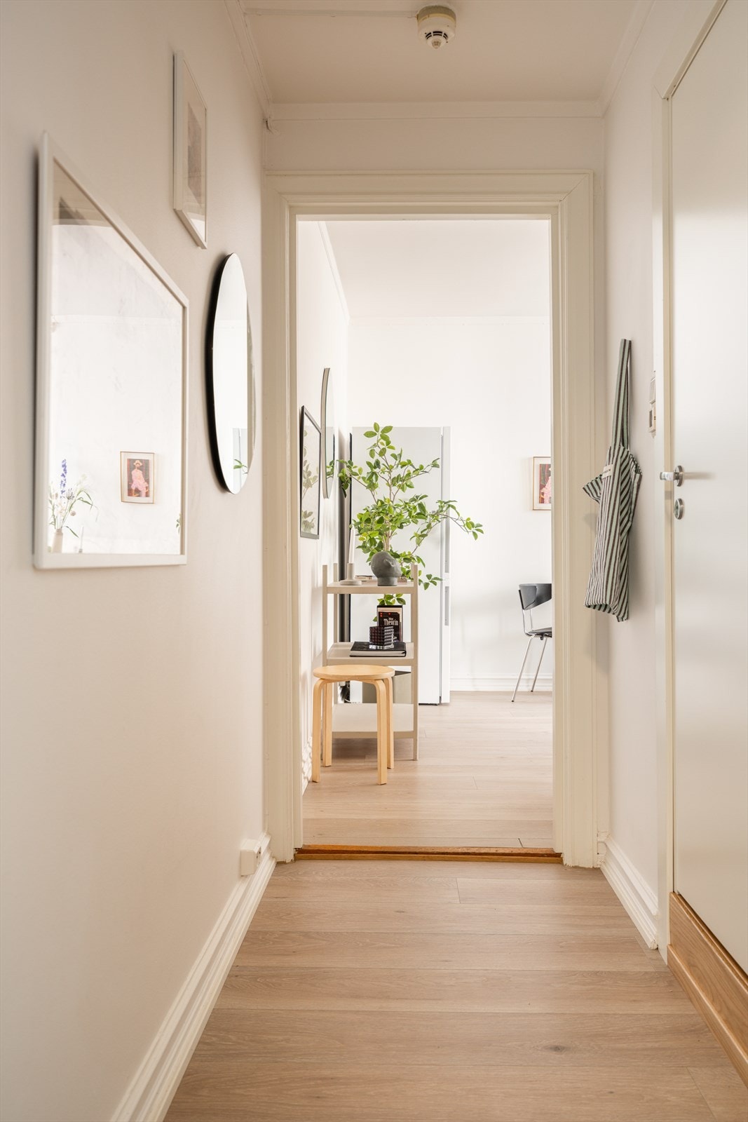 En lys gang fører deg mellom rommene. Galleribilde